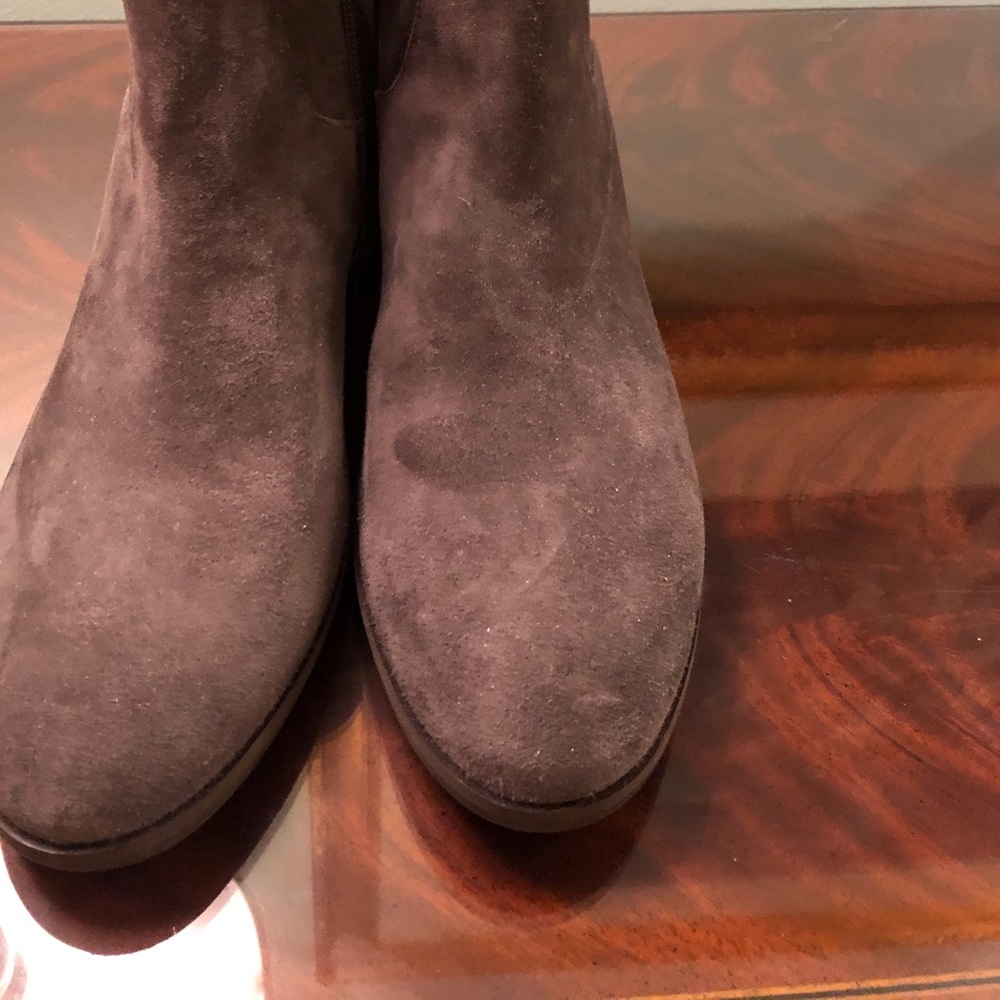Vaneli 9.5 Narrow Gray Suede Boots.   Nwot.